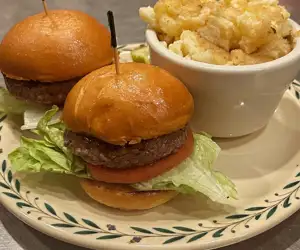 Cheeseburger Sliders with Macaroni and Cheese